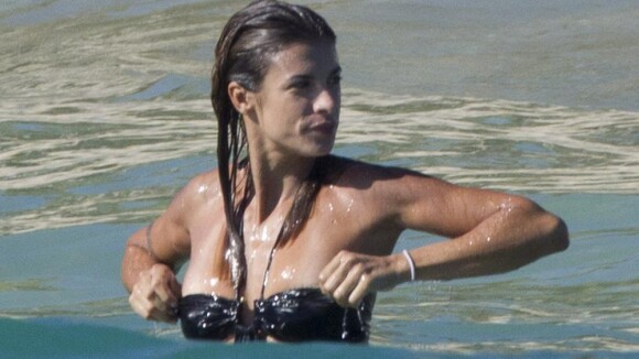 Elisabetta Canalis : Incroyablement sensuelle en trikini sur la plage !