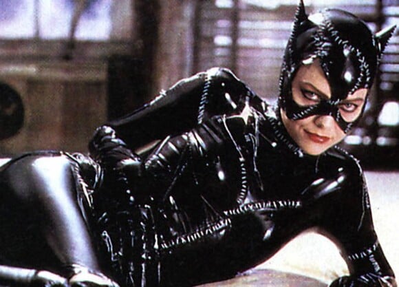 Michelle Pfeiffer incarnait Catwoman dans Batman Le Défi. Anne Hathaway incarnera Catwoman dans The Dark Knight Rises, en tournage à partir d'avril 2011.