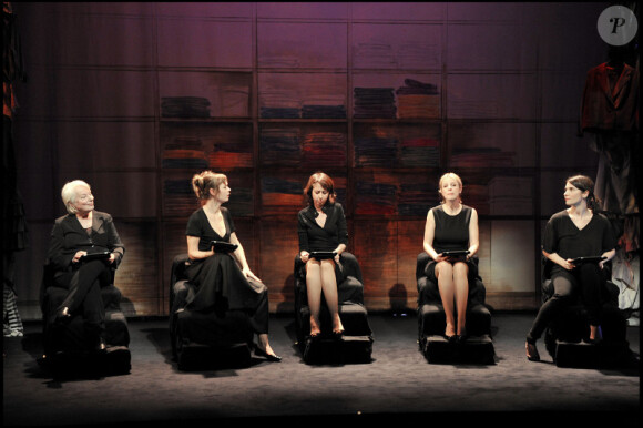 Bernadette Lafont, Caroline Proust, Géraldine Pailhas, Valérie Bonneton et Karin Viard durant le filage de la pièce "L'amour, la mort, les fringues", au Théâtre Marigny, à Paris.