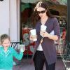 Jennifer Garner et sa fille Violet Affleck se promènent dans Pacific Palisades après avoir pris un Starbuck à emporter à Los Angeles le 22 janvier 2011
