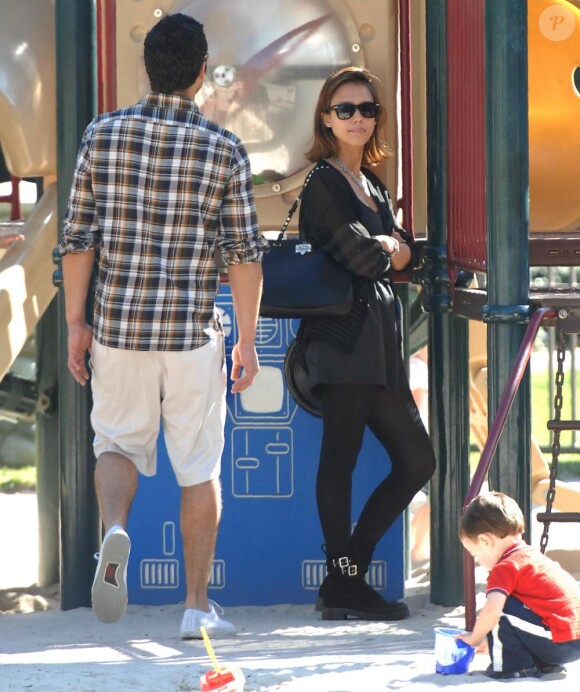 Jessica Alba et sa petite famille à Los Angeles, le 22 janvier 2011.