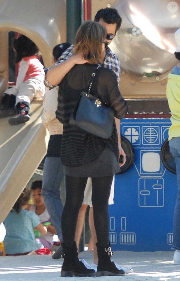 Jessica Alba et sa petite famille à Los Angeles, le 22 janvier 2011.