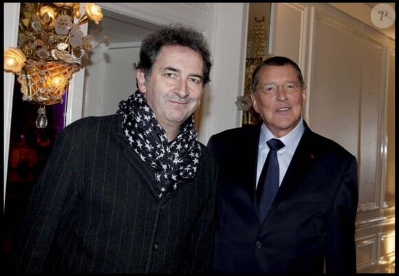 Jean-Claude Camus reçoit la croix de Commandeur de l'Ordre national du Mérite au pavillon Pavillon d'Armenonville, à Paris, le 24 janvier 2011 : avec François Morel.