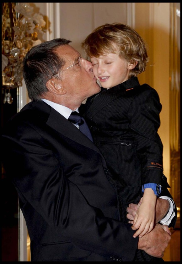 Jean-Claude Camus reçoit la croix de Commandeur de l'Ordre national du Mérite au pavillon Pavillon d'Armenonville, à Paris, le 24 janvier 2011 : avec son petit-fils Joalukas