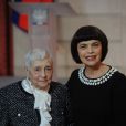 Mireille Mathieu, en famille, reçoit les insignes d'Officier de la Légion d'honneur des mains de Nicolas Sarkozy, à l'Elysée, le 26 janvier 2010