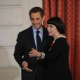 Mireille Mathieu, en famille, reçoit les insignes d'Officier de la Légion d'honneur des mains de Nicolas Sarkozy, à l'Elysée, le 26 janvier 2010