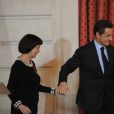 Mireille Mathieu, en famille, reçoit les insignes d'Officier de la Légion d'honneur des mains de Nicolas Sarkozy, à l'Elysée, le 26 janvier 2010