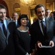 Mireille Mathieu, en famille, reçoit les insignes d'Officier de la Légion d'honneur des mains de Nicolas Sarkozy, à l'Elysée, le 26 janvier 2010