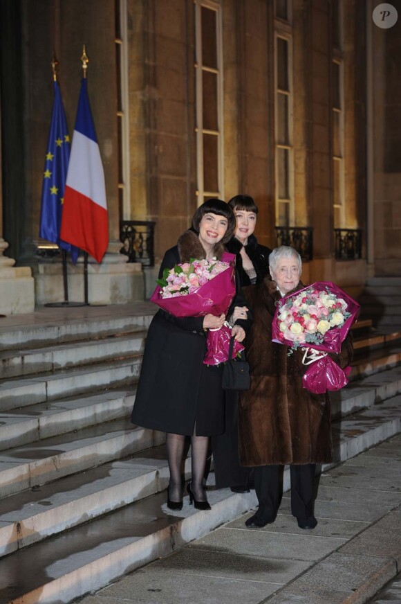 Mireille Mathieu, en famille, reçoit les insignes d'Officier de la Légion d'honneur des mains de Nicolas Sarkozy, à l'Elysée, le 26 janvier 2010