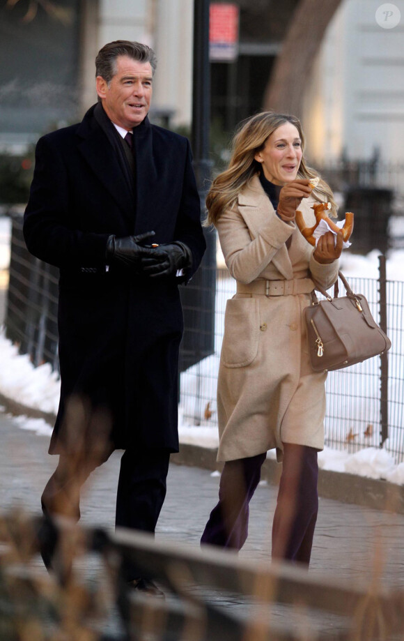 Pierce Brosnan et Sarah Jessica Parker sur le tournage de I Don't Know How She Doest It à New York le 24 janvier 2011