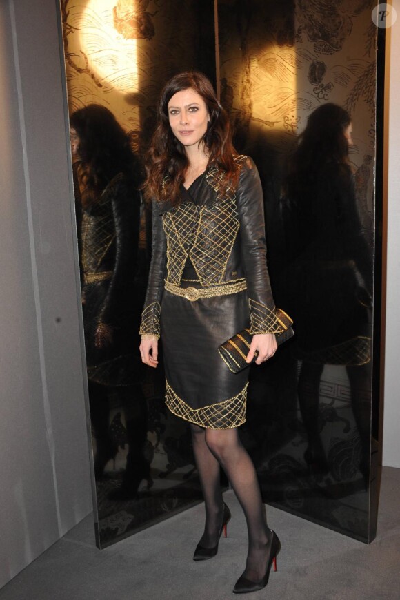 Anna Mouglalis porte à merveille un ensemble en cuir, mis en valeur par des escarpins Louboutin.
