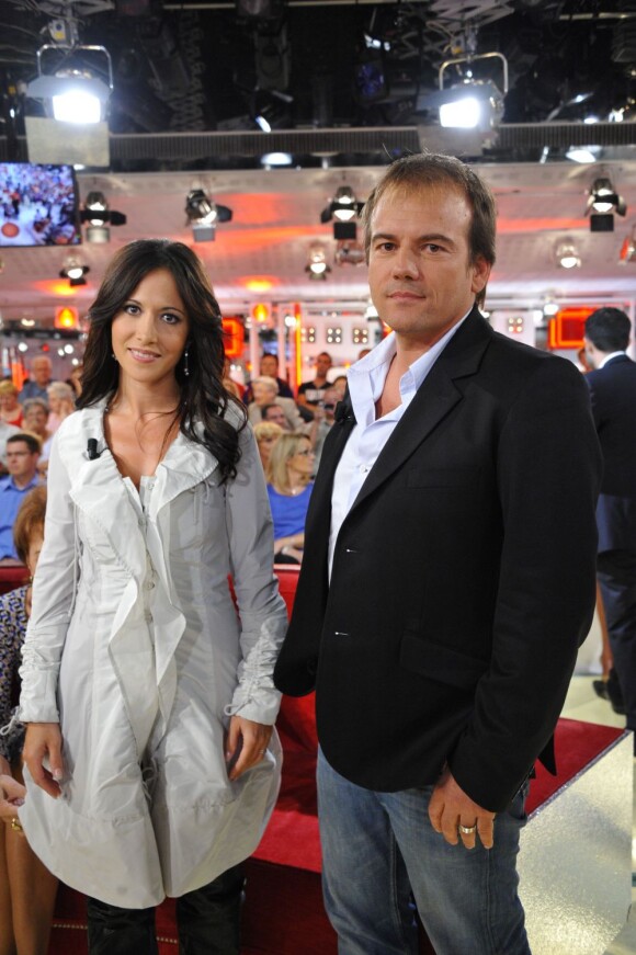 Stéphane Hénon et Fabienne Carat sur le plateau de Vivement Dimanche le 18 septembre 2011.
