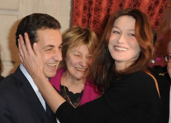 Carla Bruni et Nicolas Sarkozy hilares au Noël de l'Elysée en 2009. Marisa Bruni-Tedeschi est témoin de leur complicité !