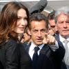 Carla Bruni et Nicolas Sarkozy en Chine, le 30 avril 2010. Alain Delon est à leurs côtés.