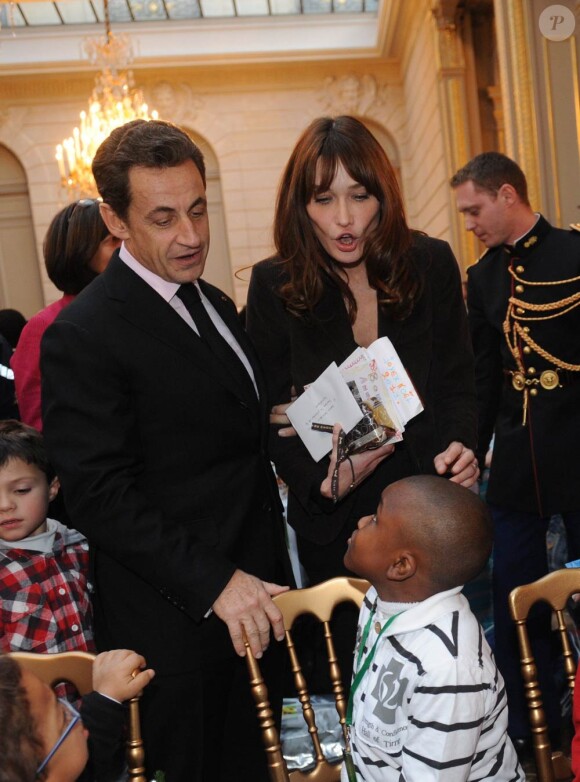 Carla Bruni et Nicolas Sarkozy lors du Noël de l'Elysée, le 15 décembre 2010.
