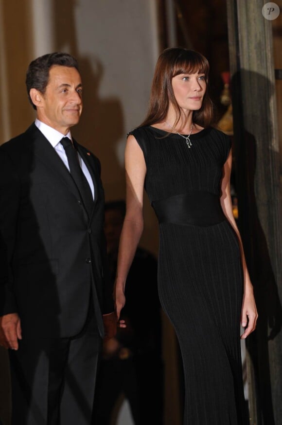 Carla Bruni et Nicolas Sarkozy reçoivent à l'Elysée, lors d'un dîner d'Etat, le 4 novembre 2010.
