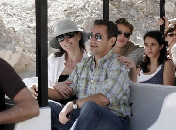 Carla et Nicolas, en décembre 2007, lors de leur premier voyage en amoureux, en Egypte. Ils n'étaient pas encore mariés. jean Sarkozy et sa future femme Jessica étaient à leurs côtés.