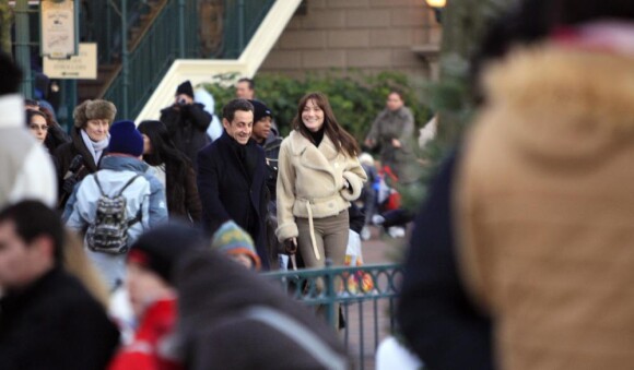 Photo exclusive de Carla Bruni et de Nicolas Sarkozy, lors de leur officialisation à Disneyland Paris, le 15 décembre 2007.