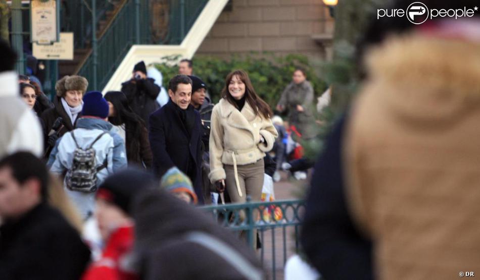 Photo Exclusive De Carla Bruni Et De Nicolas Sarkozy Lors De Leur Officialisation A Disneyland Paris Le 15 Decembre 2007 Purepeople
