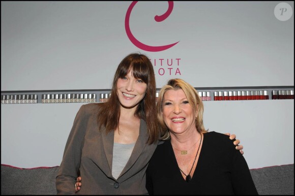 Carla Bruni avec son amie Anna pour l'inauguration de l'institut Carlota à Neuilly