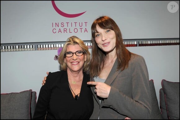 Carla Bruni Carla Bruni avec son amie Anna pour l'inauguration de l'institut Carlota à Neuilly