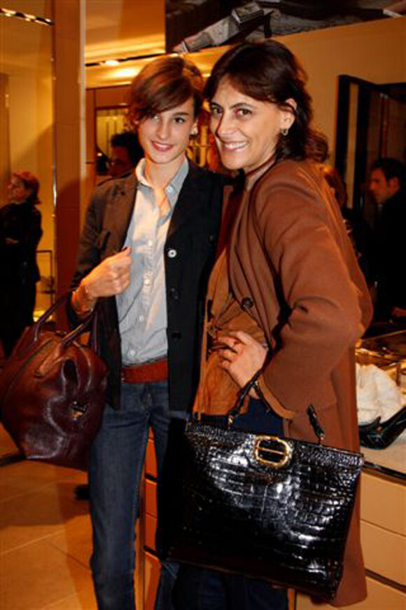 Inès de la Fressange et sa fille Nine lors de la soirée Italian Touch à la boutique Tod's. Paris, le 13 octobre 2009