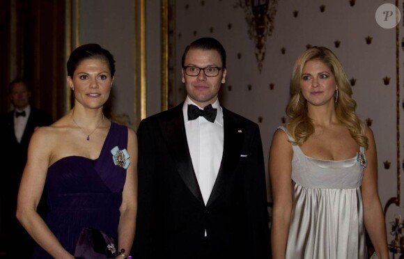Le prince Daniel, époux de Victoria de Suède (g.), et la princesse Madeleine (d.) sont relativement absents de la scène publique suédoise en ce début de 2011. Mais on sait que lui retourne à l'école, et qu'elle est en passe de retrouver l'amour.