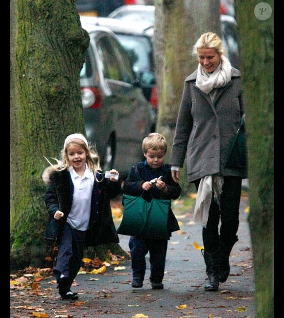 Gwyneth Paltrow et ses enfants Apple et Moses à Londres en novembre 2009