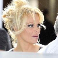 Pamela Anderson : Quand la bombe entame un striptease... à l'aéroport !