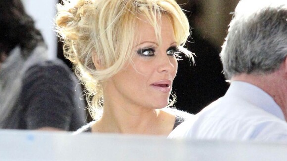 Pamela Anderson : Quand la bombe entame un striptease... à l'aéroport !