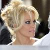 Pamela Anderson obligée de se dévêtir pour passer les portiques électroniques de l'aéroport de Los Angeles, d'où elle a décollé le 4 février 2011 à destination de Dallas, où se jouera le Super Bowl, le 6 février 2011.