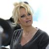 Pamela Anderson obligée de se dévêtir pour passer les portiques électroniques de l'aéroport de Los Angeles, d'où elle a décollé le 4 février 2011 à destination de Dallas, où se jouera le Super Bowl, le 6 février 2011.