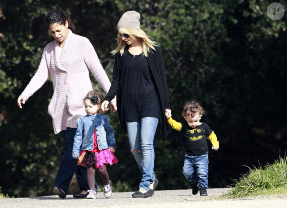 Nicole Richie emmène ses deux enfants, Harlow et Sparrow (qui porte le t-shirt Batman), dans une forêt de Beverly Hills le 5 février 2011