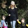 Nicole Richie emmène ses deux enfants, Harlow et Sparrow (qui porte le t-shirt Batman), dans une forêt de Beverly Hills le 5 février 2011