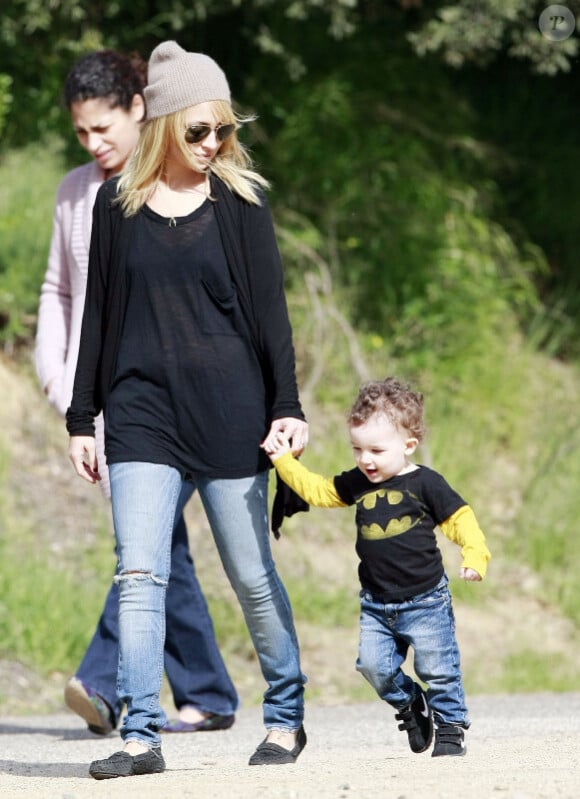 Nicole Richie emmène ses deux enfants, Harlow et Sparrow (qui porte le t-shirt Batman), dans une forêt de Beverly Hills le 5 février 2011