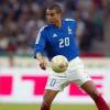 Le maillot floqué du numéro 20 que David Trezeguet a porté lors de la finale de la Coupe du Monde 1998 a été détruit par les douanes françaises...