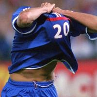 Un maillot des Bleus de 1998 estimé à 7350 euros détruit par les douanes...