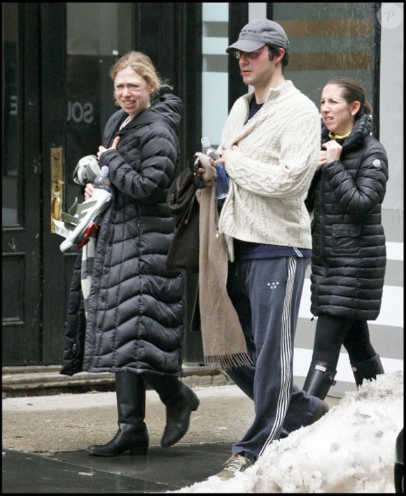 Chelsea Clinton et Marc Mezvinsky à la sortie d'une salle de gym, New York, le 5 février 2011