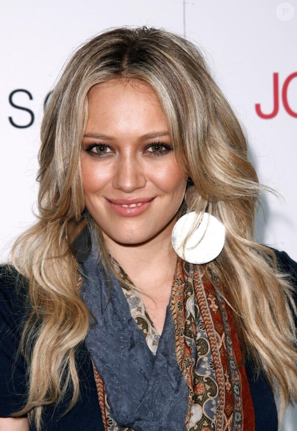 Hilary Duff joue les naïades avec un blond méché à outrance, 19 juin 2008.