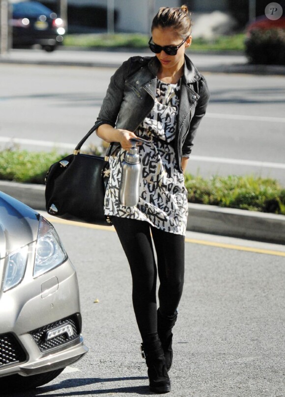 Jessica Alba garde son style incact, Los Angeles le 20 janvier 2011.