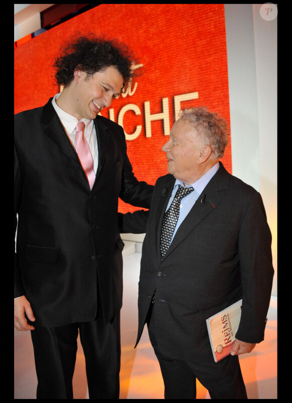 Éric Antoine et Philippe Bouvard sur le plateau de l'émission Vivement Dimanche, diffusée le 20 février 2011.