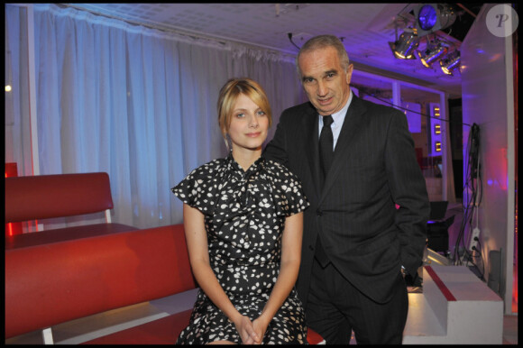 Mélanie Laurent et Alain Terzian sur le plateau de l'émission Vivement Dimanche, diffusée le 20 février 2011.