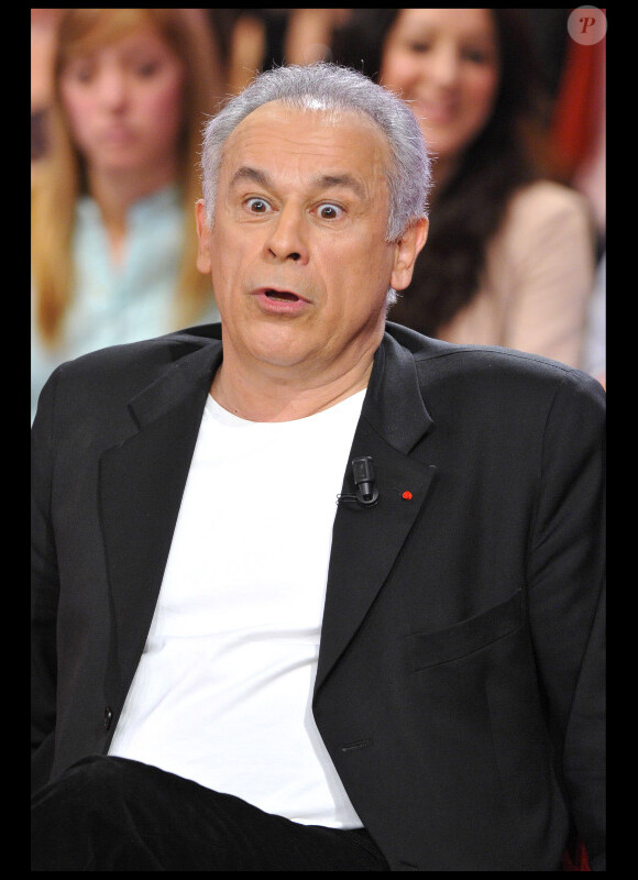 Francis Perrin sur le plateau de l'émission Vivement Dimanche, diffusée le 20 février 2011.