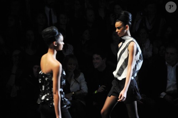 Les mannequins défilent au défilé L.A.M.B durant la Fashion Week de New York, le 17 février 2011.