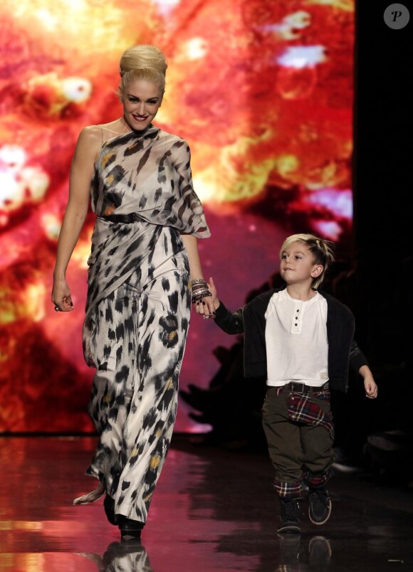 Gwen Stefani et son fils Kingston Rossdale sur le catwalk au défilé L.A.M.B durant la Fashion Week de New York, le 17 février 2011.