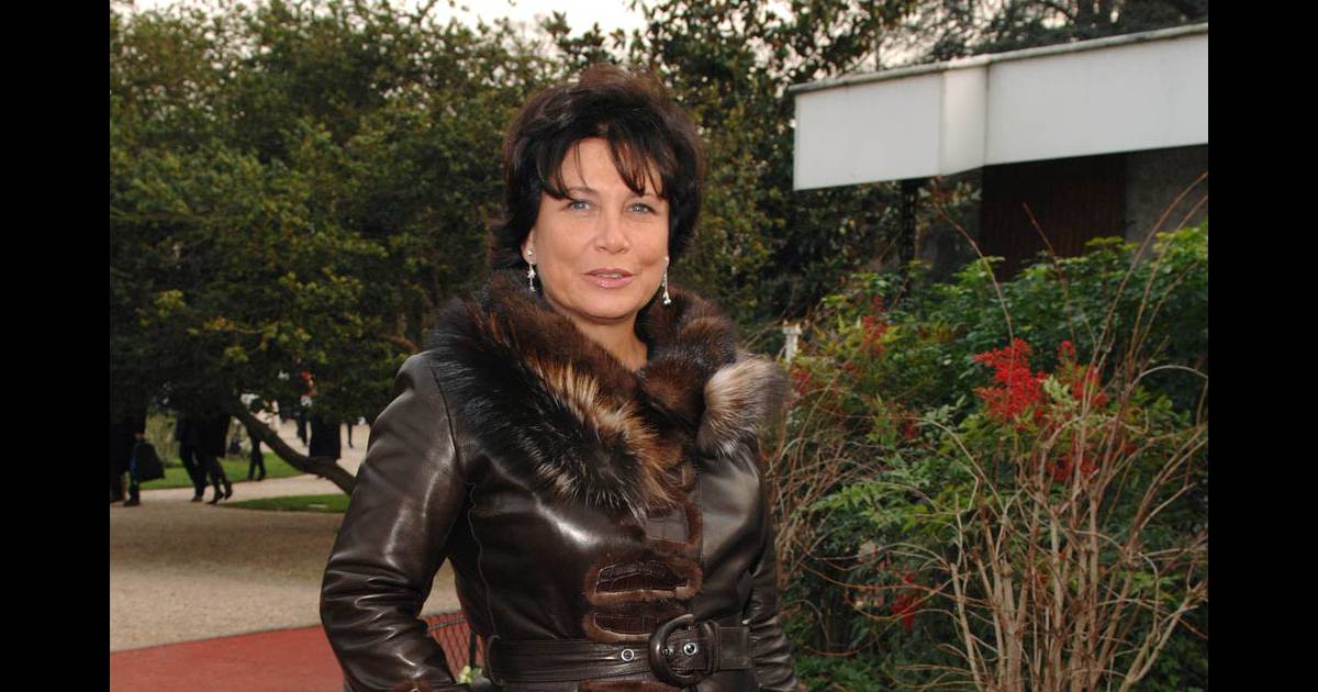 Anne Sinclair en 2007, au défilé Christian Dior, à Paris ...