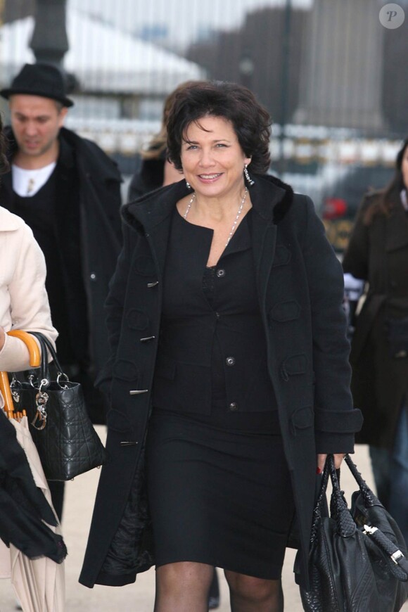 Anne Sinclair arrive au défilé de Christian Dior, en février 2007.