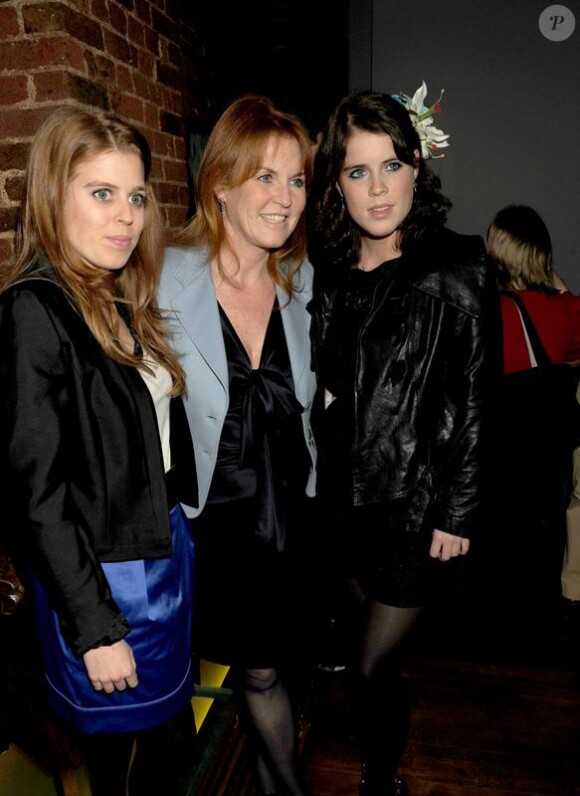 Sarah Ferguson et ses filles Eugenie et Beatrice en mars 2010.