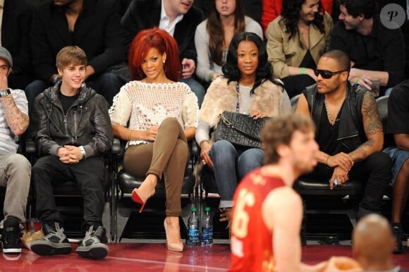 Rihanna et Justin Bieber lors des NBA All-Star Game au Staples Center à Los Angeles le 20 février 2011
 