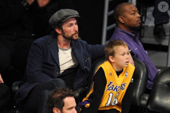 Noah Wyle et son fils Owen lors des NBA All-Star Game au Staples Center à Los Angeles le 20 février 2011
 